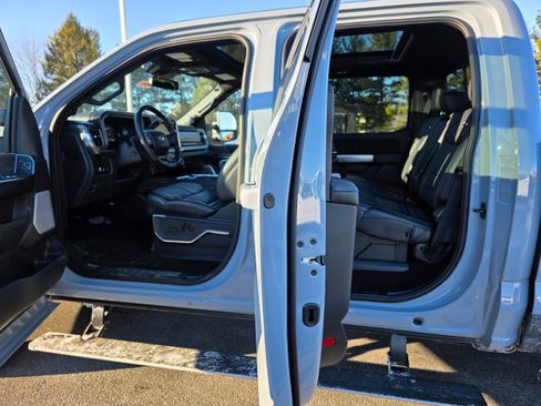 Used 2025 Ford F250 Platinum image 8