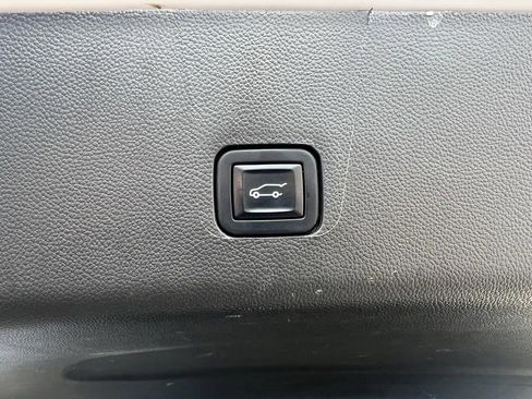 Used 2022 Chevrolet Traverse Premier image 35