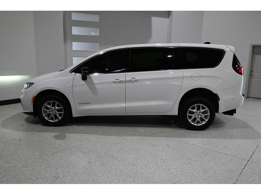 Used 2025 Chrysler Pacifica Select FWD image 9