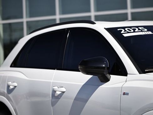Certified 2025 Audi Q3 2.0T Premium Plus AWD/4WD image 3