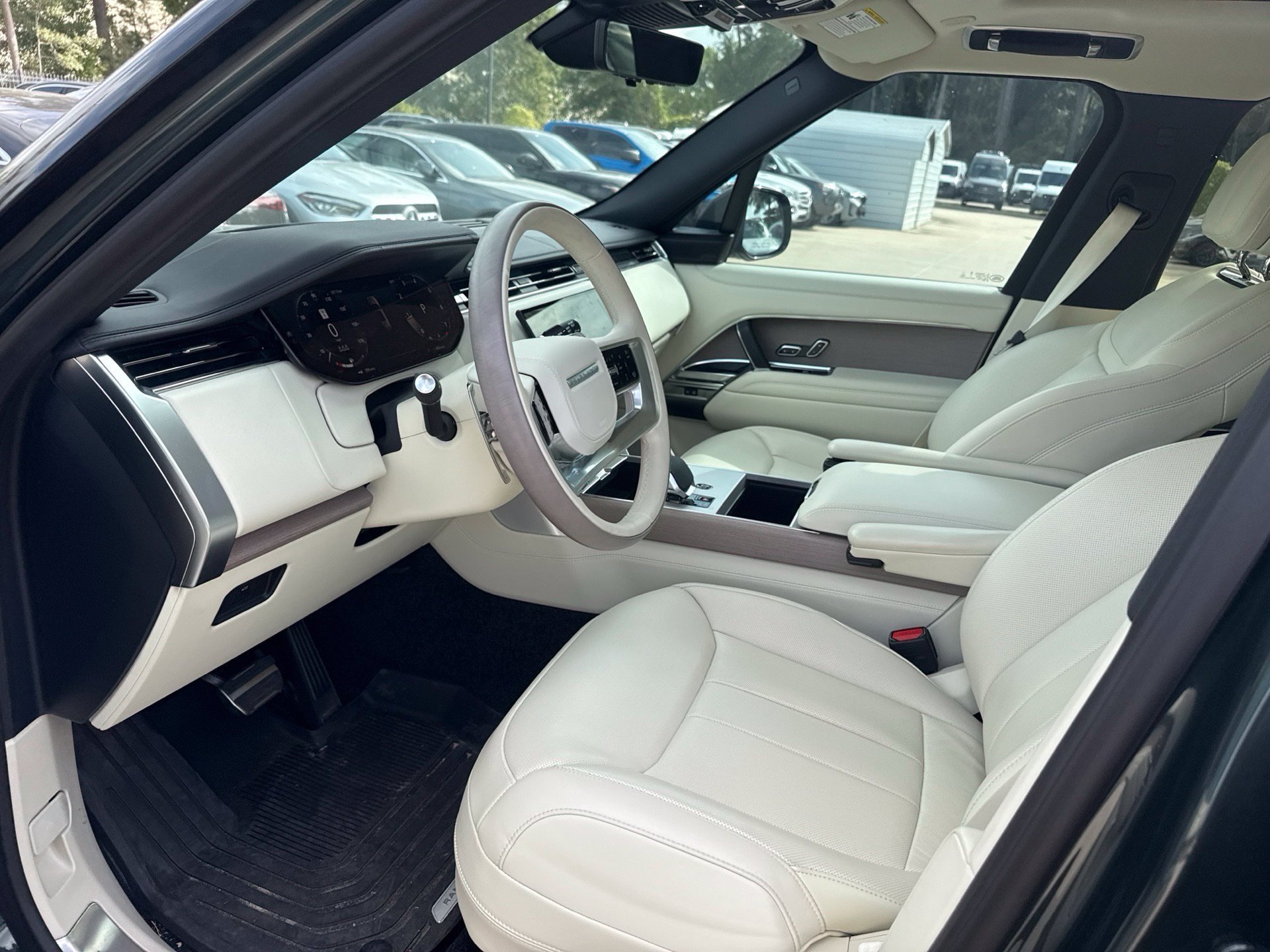 Used 2025 Land Rover Range Rover SE AWD/4WD image 9
