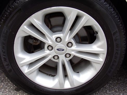 Used 2016 Ford Taurus SEL image 17