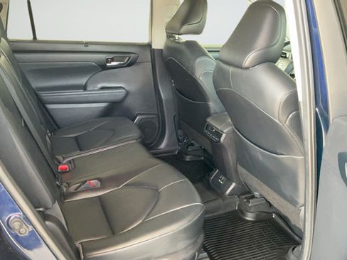 Used 2021 Toyota Highlander XLE AWD/4WD image 21