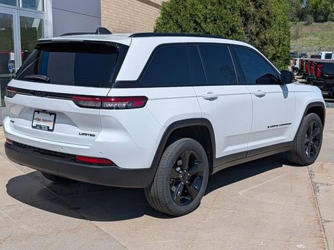 Used 2023 Jeep Grand Cherokee Limited w/ Black Appearance Package AWD/4WD image 7