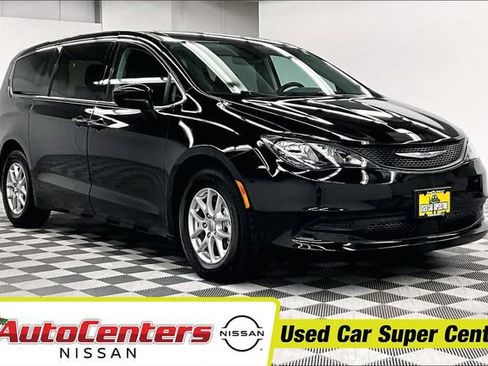 Used 2023 Chrysler Voyager LX FWD image 1