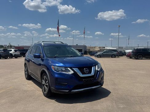 Used 2019 Nissan Rogue SV w/ Sun & Sound Touring Package FWD image 2