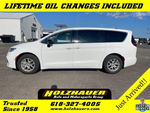 Used 2024 Chrysler Pacifica Touring-L FWD image 1