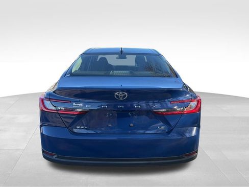 Used 2025 Toyota Camry SE image 4