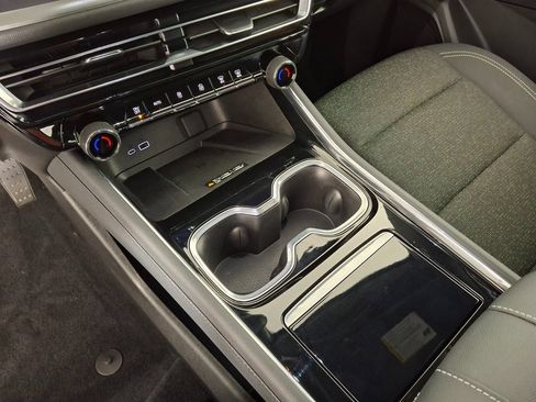 Used 2024 Chevrolet Traverse LT image 18