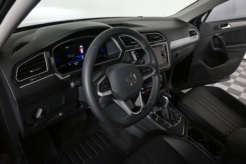 Used 2023 Volkswagen Tiguan SE FWD image 32