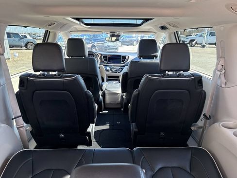 Used 2023 Chrysler Pacifica Limited FWD image 41