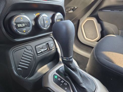 Used 2017 Jeep Renegade Latitude w/ Popular Equipment Group FWD image 17