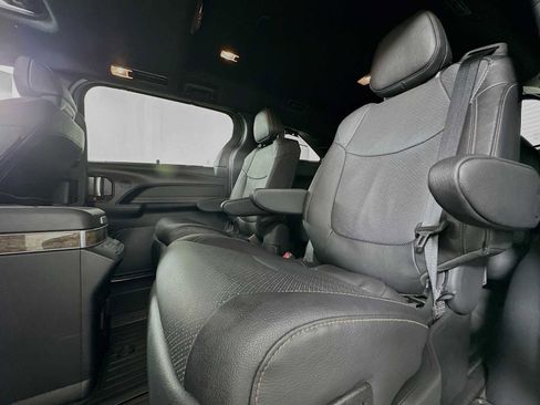 Used 2025 Toyota Sienna Platinum image 23