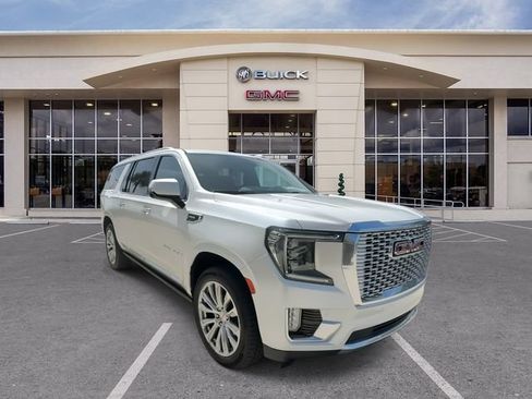 Used 2022 GMC Yukon XL Denali w/ Denali Premium Package AWD/4WD image 3