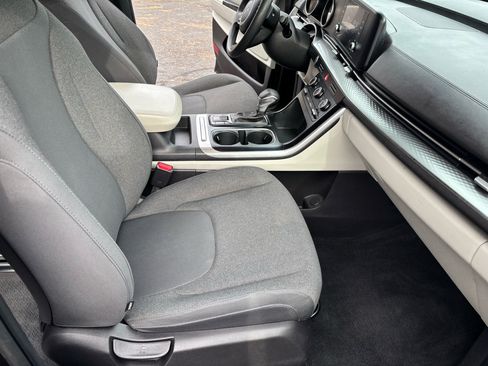 Used 2022 Kia Carnival LX image 11