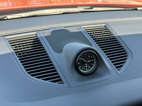 Used 2025 Porsche Macan AWD/4WD image 18