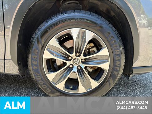 Used 2022 Toyota Highlander XLE FWD image 14
