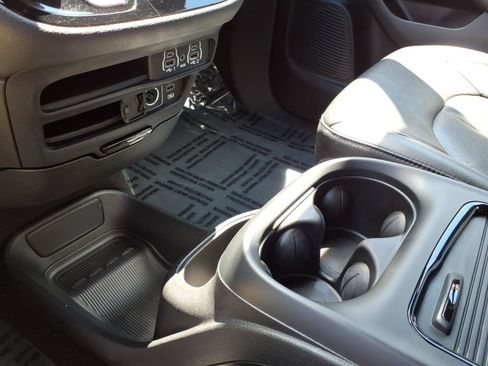 Used 2022 Chrysler Pacifica Touring-L w/ S Appearance Package FWD image 22