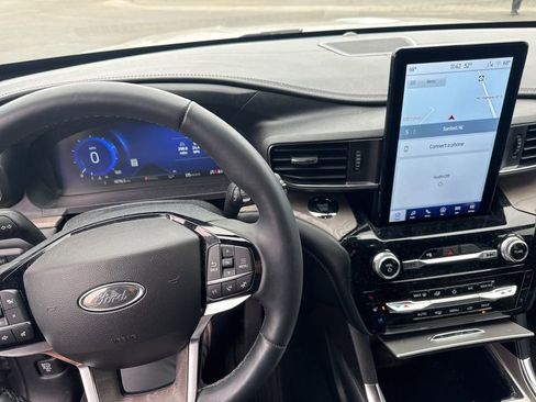 Used 2023 Ford Explorer Platinum w/ Technology Package image 17