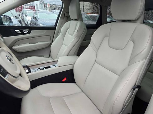 Used 2022 Volvo XC60 B5 Momentum w/ Climate Package image 23