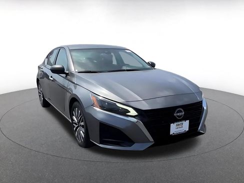Used 2025 Nissan Altima 2.5 SV FWD image 3