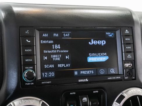 Used 2018 Jeep Wrangler Unlimited Sahara w/ Connectivity Group AWD/4WD image 16