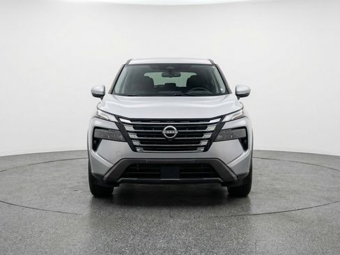 Used 2025 Nissan Rogue SV image 2