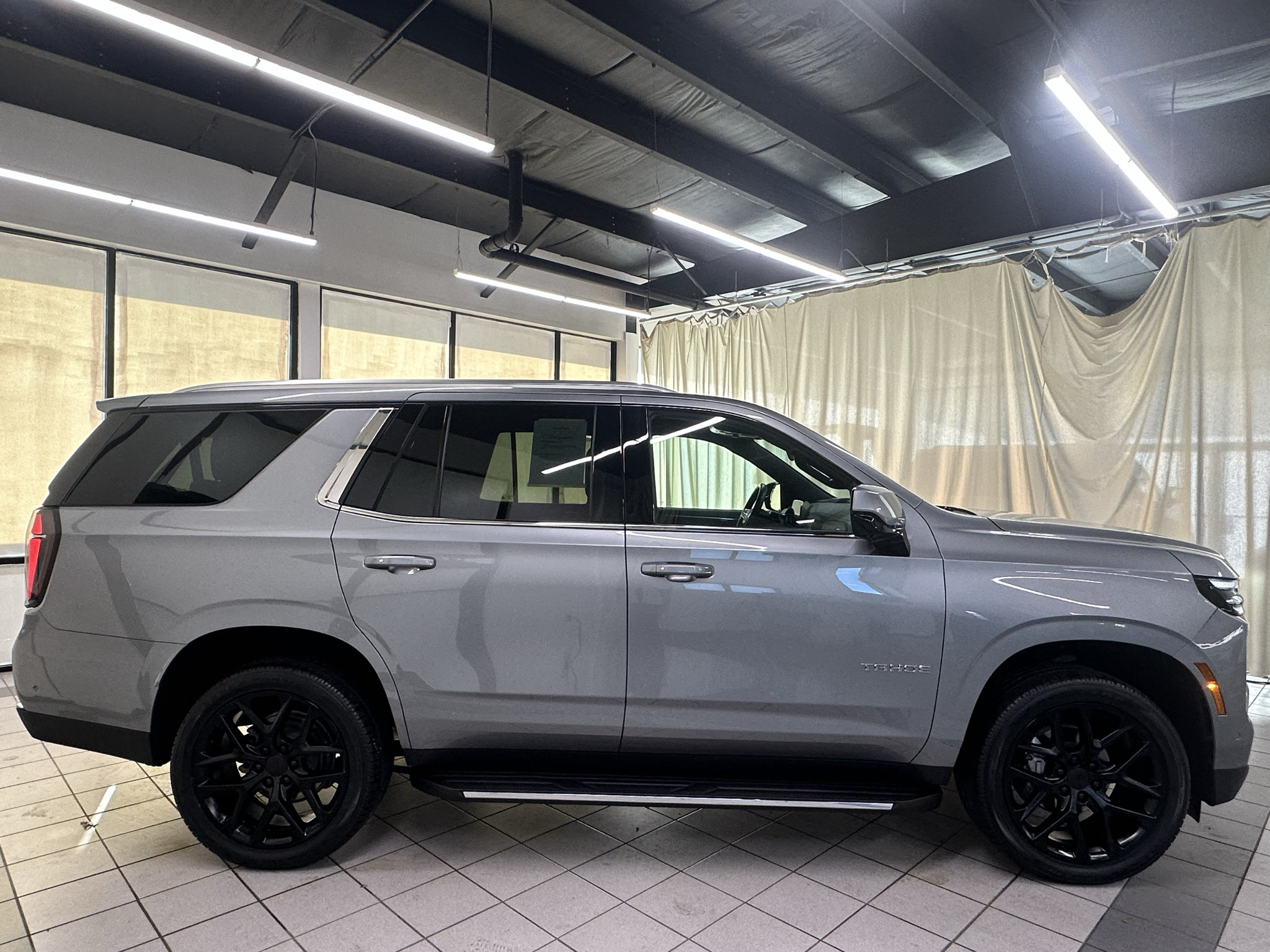 Used 2025 Chevrolet Tahoe LT AWD/4WD image 3