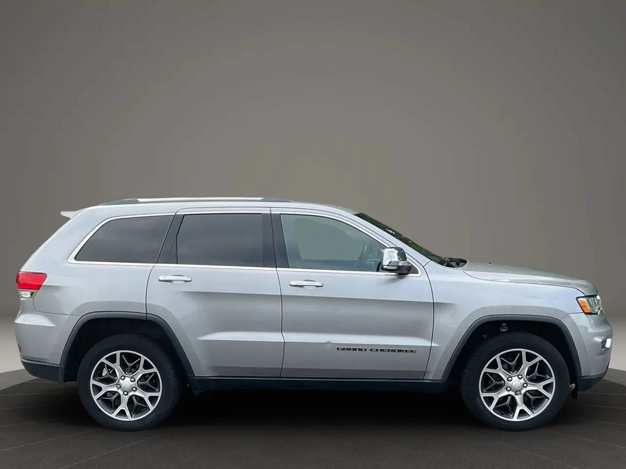 Used 2019 Jeep Grand Cherokee Limited AWD/4WD image 6