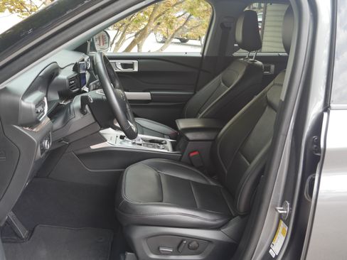 Certified 2024 Ford Explorer Limited AWD/4WD image 3