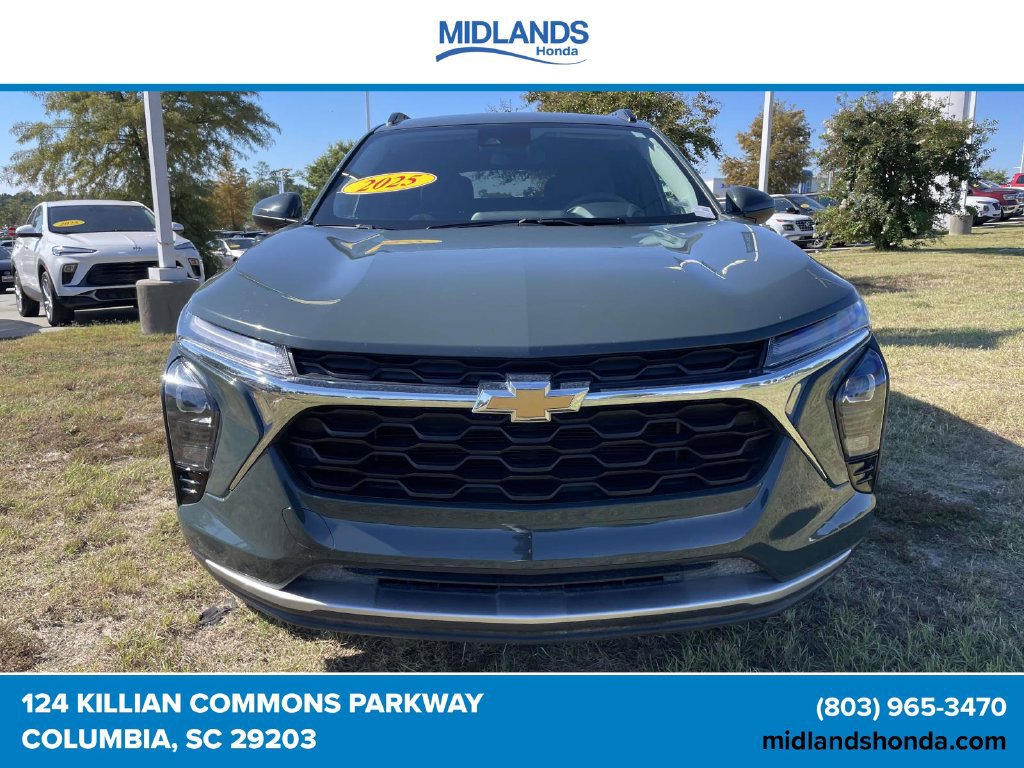 Used 2025 Chevrolet Trax LT FWD image 2