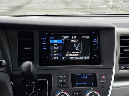 Used 2017 Toyota Sienna LE image 21