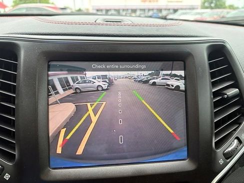 Used 2019 Jeep Cherokee Trailhawk w/ Comfort/Convenience Group AWD/4WD image 18