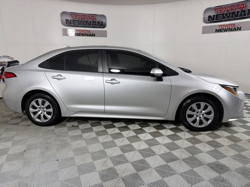 Used 2020 Toyota Corolla LE FWD image 2