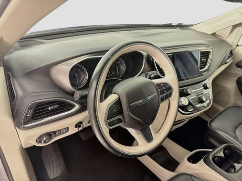 Used 2019 Chrysler Pacifica Limited FWD image 9
