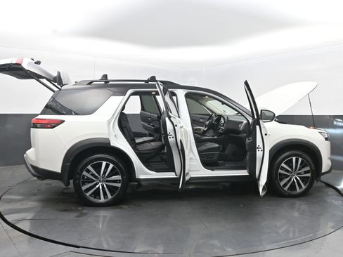 Used 2024 Nissan Pathfinder Platinum image 48