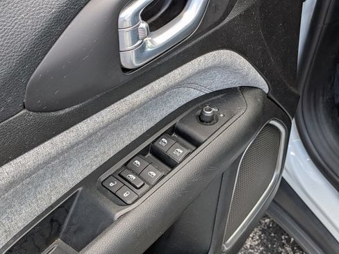 Used 2022 Jeep Compass Latitude AWD/4WD image 16