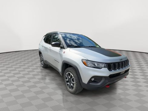Used 2024 Jeep Compass Trailhawk AWD/4WD image 2