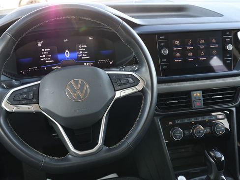 Used 2024 Volkswagen Taos SE image 17