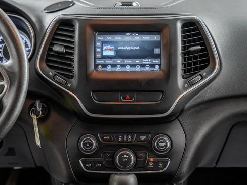 Used 2019 Jeep Cherokee Latitude w/ Popular Appearance Group image 21