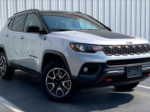 Used 2024 Jeep Compass Trailhawk AWD/4WD image 2