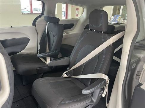 Used 2021 Chrysler Pacifica Touring image 25