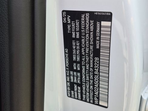 Certified 2025 Porsche Macan S AWD/4WD image 38