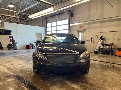 Used 2014 Chrysler 200 Limited w/ 200 S V6 Premium Group image 2