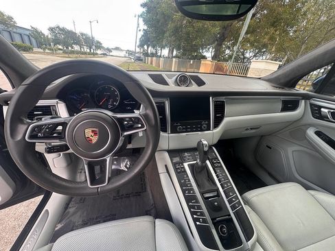 Used 2017 Porsche Macan Turbo image 4