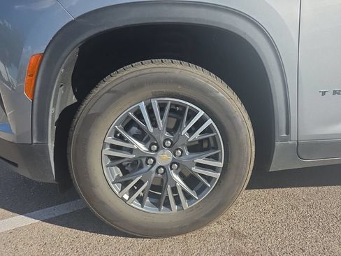Used 2025 Chevrolet Traverse LT FWD image 3