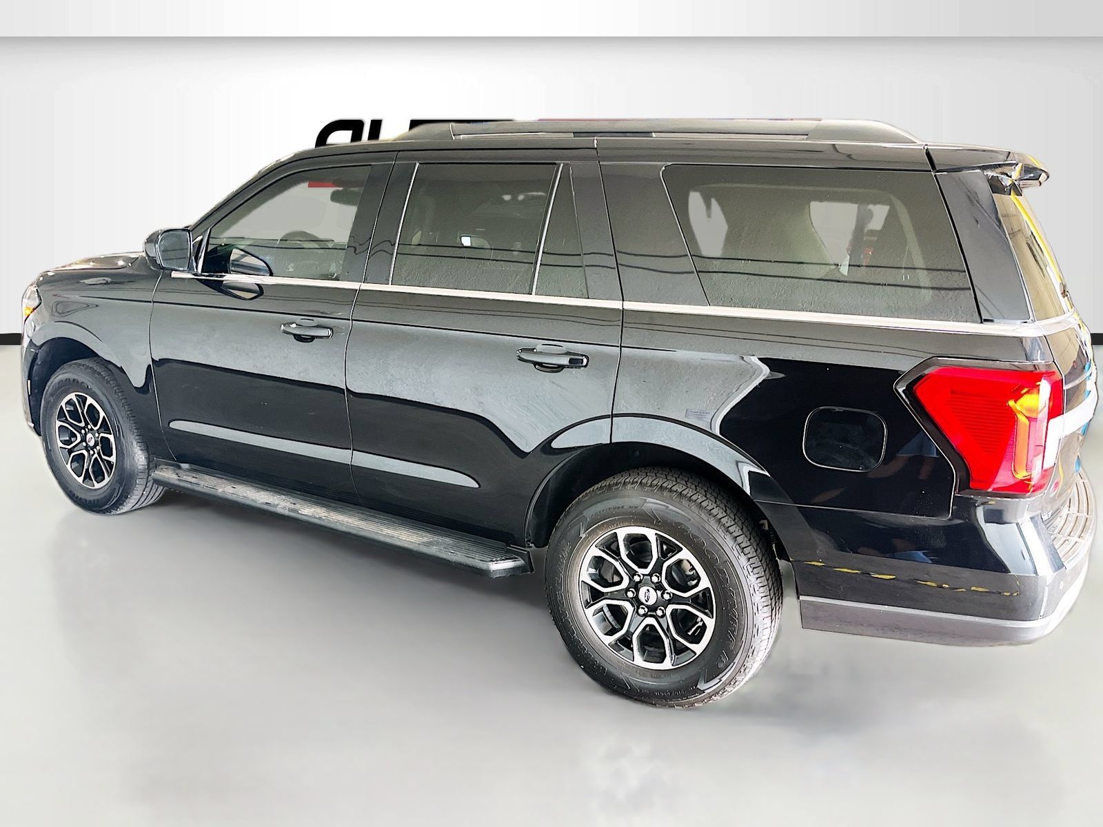 Used 2024 Ford Expedition XLT AWD/4WD image 4