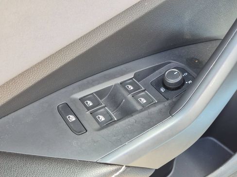 Used 2025 Volkswagen Jetta SE FWD image 12