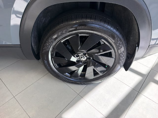 Used 2024 Volkswagen Atlas Cross Sport SE AWD/4WD image 29