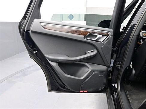 Used 2022 Porsche Macan image 13